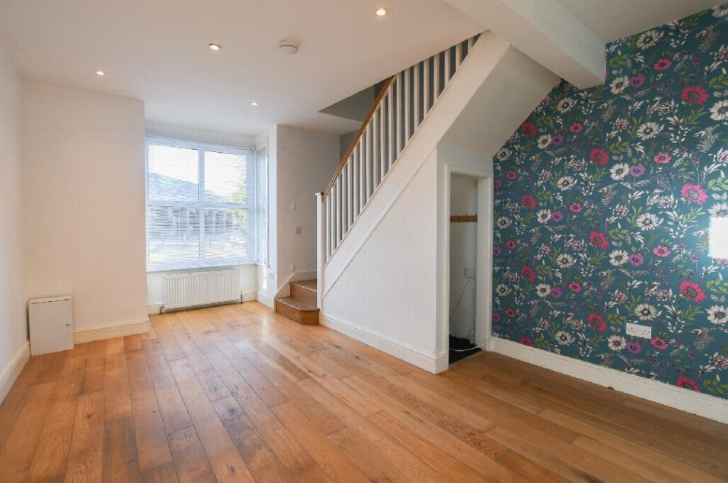 Lot: 60 - THREE-BEDROOM HOUSE IN TOWN CENTRE -